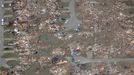 An aerial view of damage to neighborhoods in Moore, Oklahoma May 21, 2013, is seen in the aftermath of a tornado which ravaged the suburb of Oklahoma City. Rescuers went building to building in search of victims and survivors picked through the rubble of their shattered homes on Tuesday, a day after a massive tornado tore through the Oklahoma City suburb of Moore, wiping out blocks of houses and killing at least 24 people. REUTERS/Rick Wilking (UNITED STATES - Tags: DISASTER ENVIRONMENT) Published: Kvě. 22, 2013, 3:03 dop.