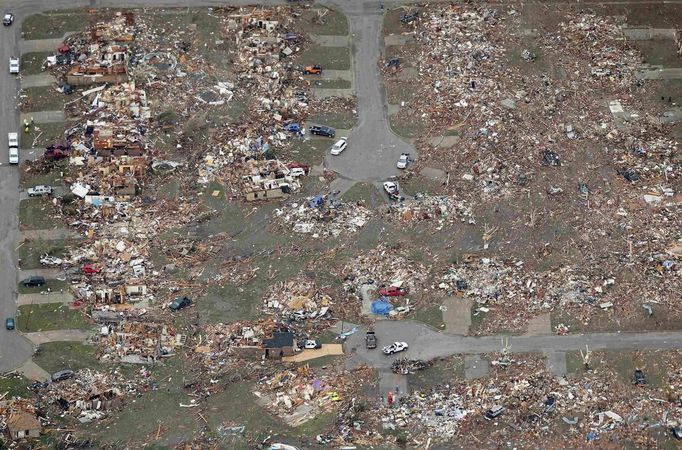 An aerial view of damage to neighborhoods in Moore, Oklahoma May 21, 2013, is seen in the aftermath of a tornado which ravaged the suburb of Oklahoma City. Rescuers went building to building in search of victims and survivors picked through the rubble of their shattered homes on Tuesday, a day after a massive tornado tore through the Oklahoma City suburb of Moore, wiping out blocks of houses and killing at least 24 people. REUTERS/Rick Wilking (UNITED STATES - Tags: DISASTER ENVIRONMENT) Published: Kvě. 22, 2013, 3:03 dop.