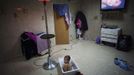 Antonio Gabarri takes a bath as he watches TV at his grandparents' house in the Spanish gypsy settlement of Puerta de Hierro outside Madrid November 24, 2011. Fifty-four families have been living in Puerta de Hierro, on the banks of the Manzanares river for over 50 years. Since the summer of 2010, the community has been subject to evictions on the grounds that the dwellings are illegal. Families whose houses have been demolished, move in with relatives whose houses still remain while the debris keeps piling up around them as more demolitions take place. Picture taken November 24, 2011. REUTERS/Susana Vera (SPAIN - Tags: SOCIETY) ATTENTION EDITORS - PICTURE 18 OF 31 FOR PACKAGE 'GYPSY SITE DEMOLISHED' SEARCH 'GYPSY SITE' FOR ALL IMAGES Published: Lis. 5, 2012, 4:12 odp.