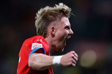 Takový pracant stojí za ty peníze, chválí Šulce v Lyonu. Volba čísla vzbudila poprask