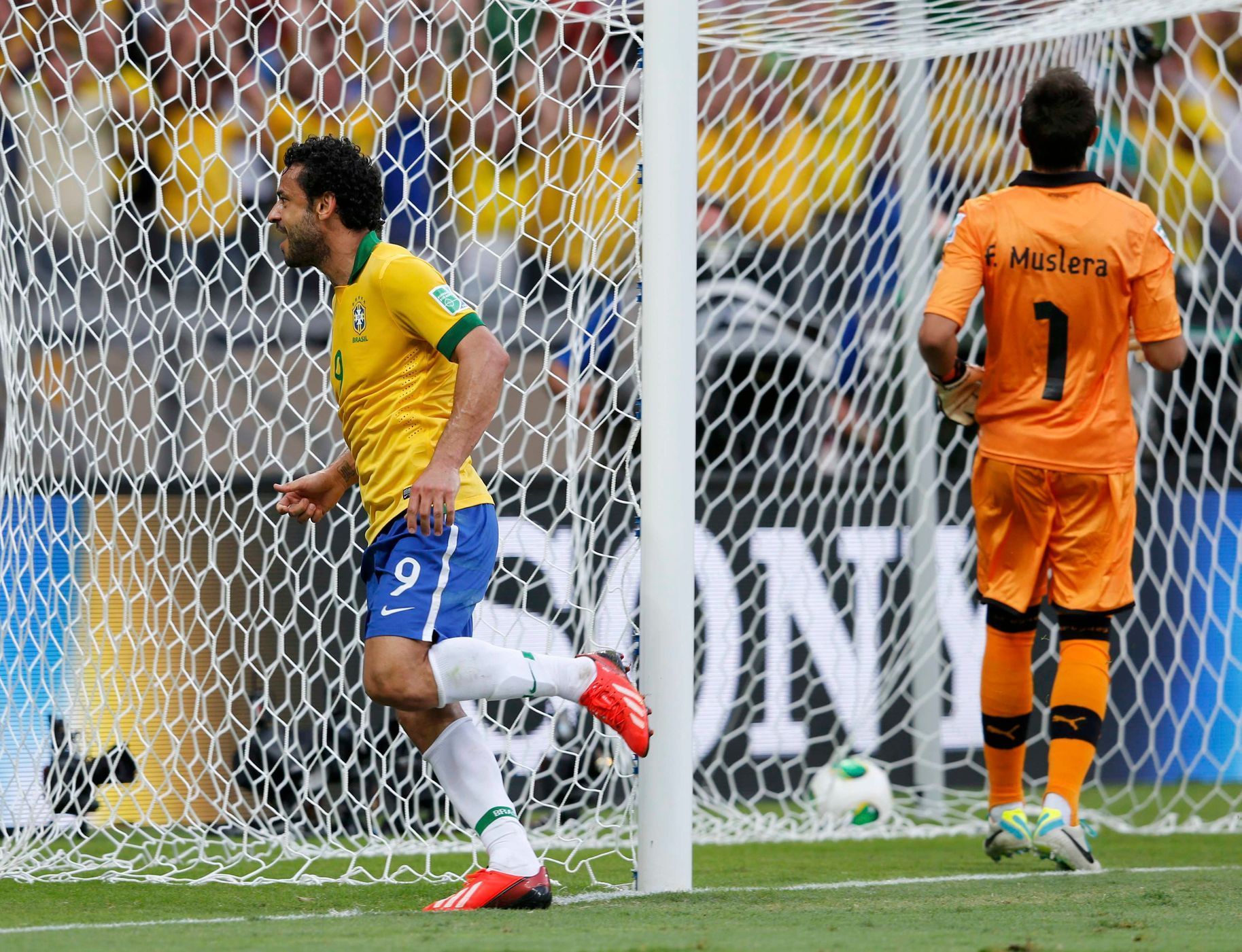Brazilec Fred dává gól na Konfederačním poháru 2013