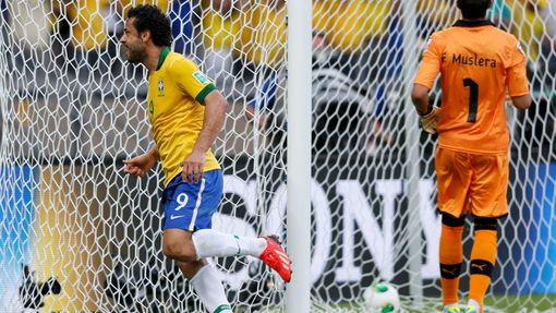Brazilec Fred dává gól na Konfederačním poháru 2013
