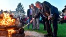 Karel Schwarzenberg a prezident Miloš Zeman během tradiční slavnosti zapalování Masarykovy vatry.
·