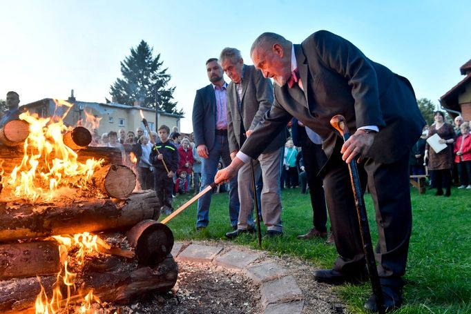 Karel Schwarzenberg a prezident Miloš Zeman během tradiční slavnosti zapalování Masarykovy vatry.
·
