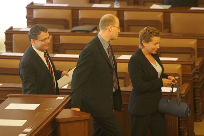 Tři králové ve sněmovně v podání Petry Buzková, Bohuslava Sobotky a Lubomíra Zaorálka (všichni ČSSD).