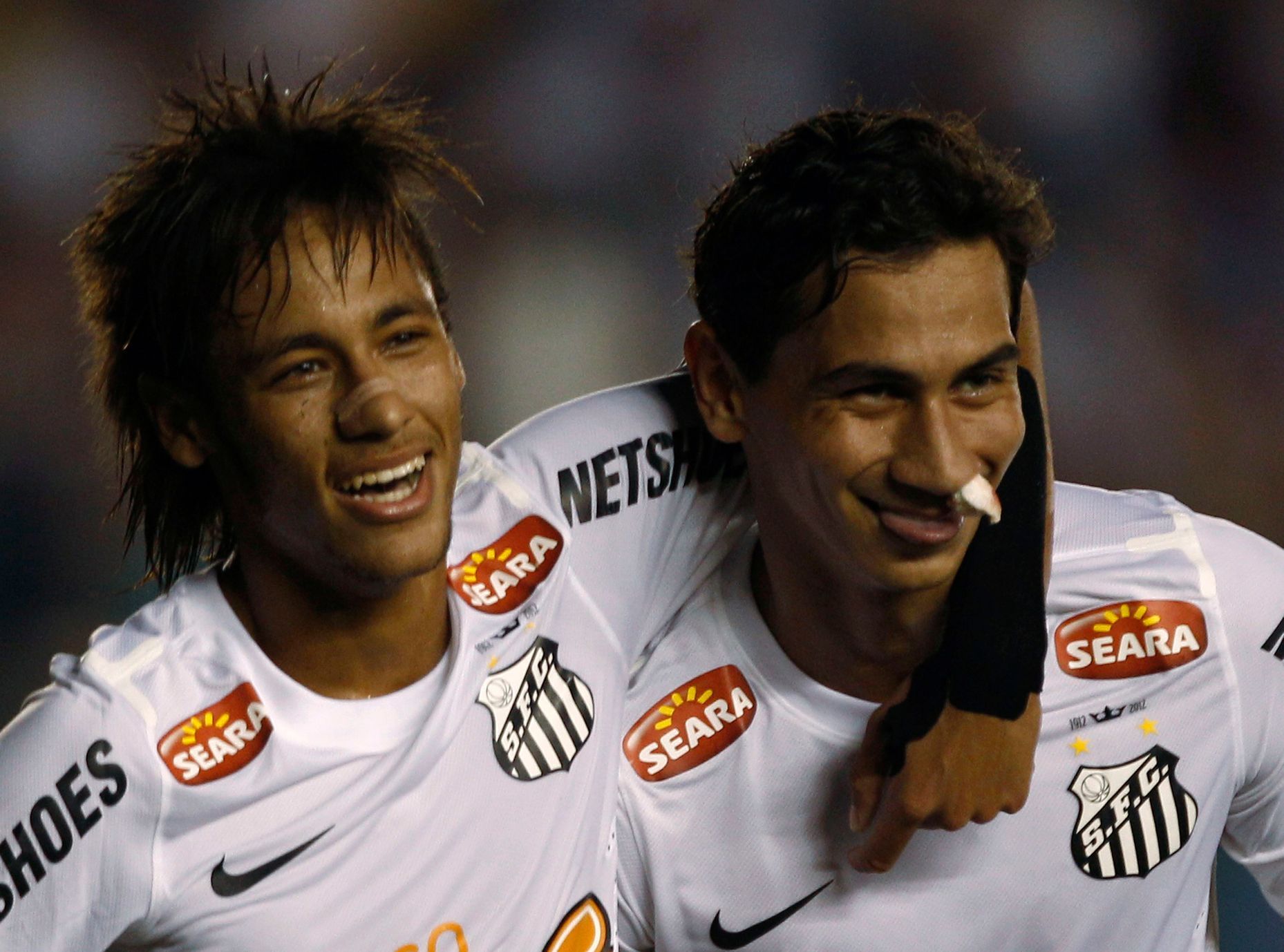Neymar a Ganso ze Santosu se radují z branky do sítě Bolívaru