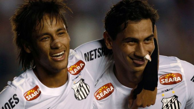 Neymar s Gansem se radují z branky v utkání s Bolívarem.