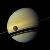 Měsíc Titan a planeta Saturn.