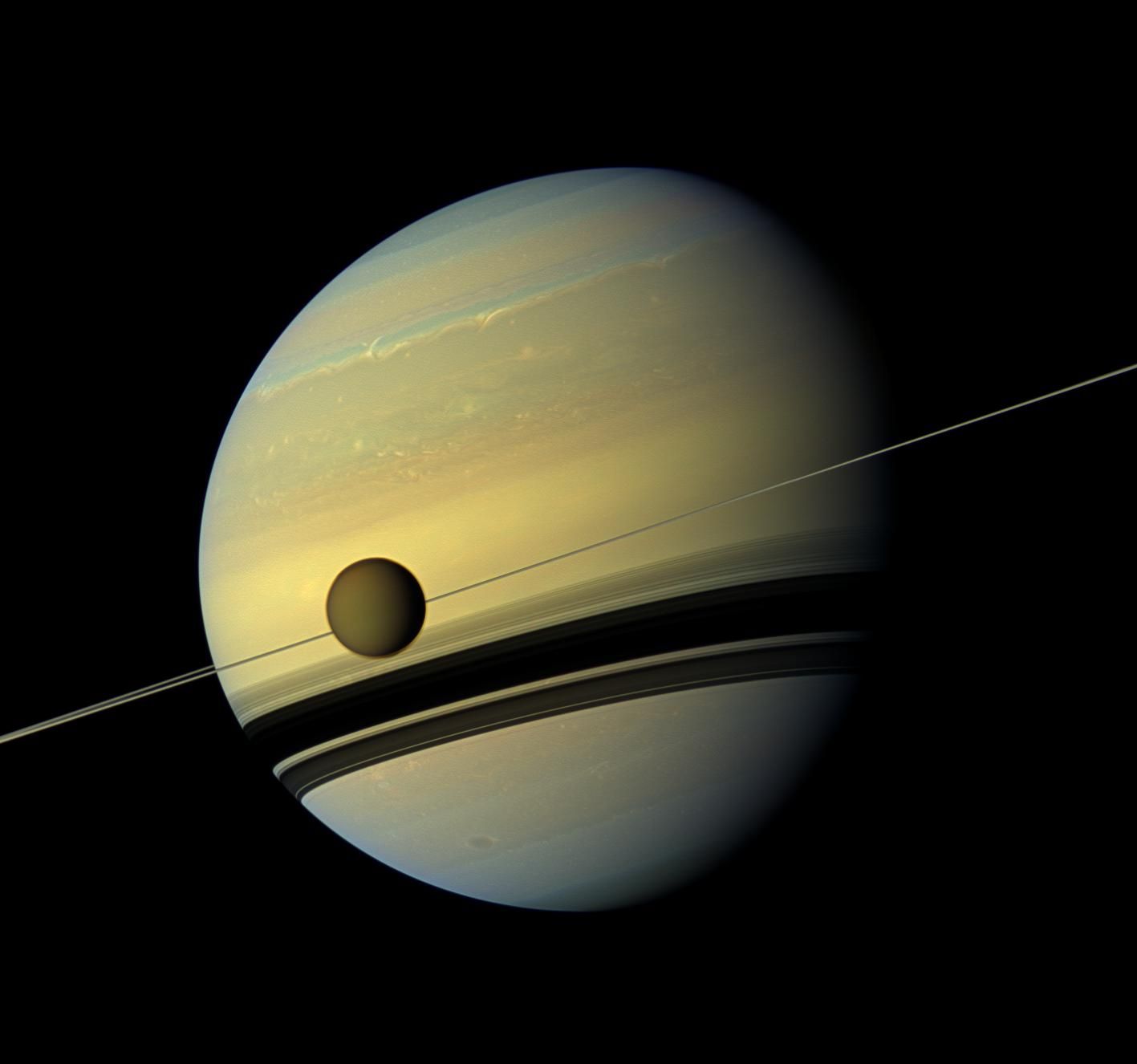 Měsíc Titan a planeta Saturn.