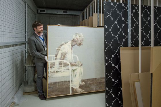 Jan Randáček ukazuje obraz Václava Bendy, který liberecká galerie předloni koupila do svých sbírek.