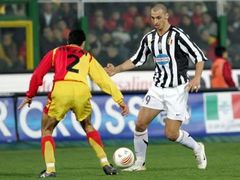Rahman Rezai z Messini (vlevo) v souboji z hráčem Juventusu Zlatanem Ibrahimovičem.