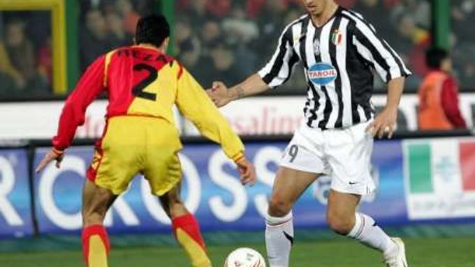 Rahman Rezai z Messini (vlevo) v souboji z hráčem Juventusu Zlatanem Ibrahimovičem.