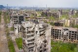 V tomto městě u Azovského moře Rusové zničili 80 procent obytných budov.