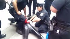 Zatčení muže v kostýmu Spider-Mana na Times Square