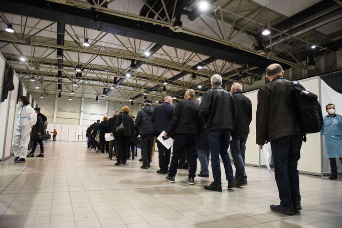 Fronta na očkování v bělehradském konferenčním centru BelExpo.