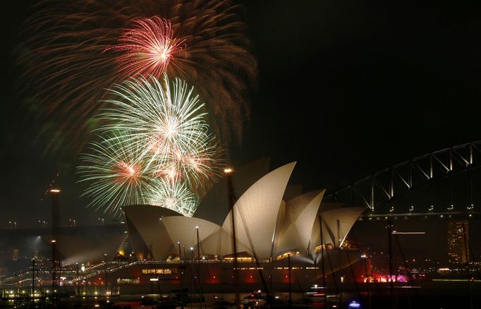 Při novoročních oslavách v Sydney nechyběl ani tradiční ohňostroj nad operou.