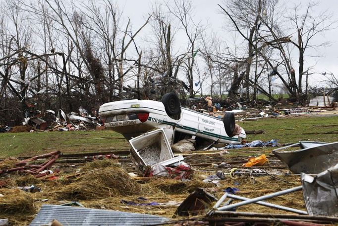 Převrácené šerifovo auto; Lafayette, Tennessee