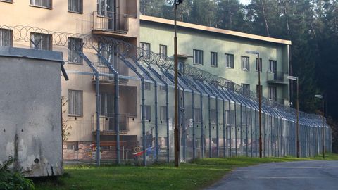 "Je to jako vězení," říkají zahraniční novináři o táboře pro uprchlíky v Bělé