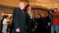 Václav Klaus na radnici, kde na něj čekali představitelé města.