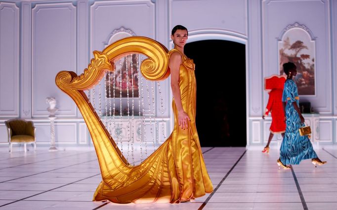 Modelka představuje módní kreaci z kolekce Moschino akce Fashion Week v italském Miláně, 24. února 2022.