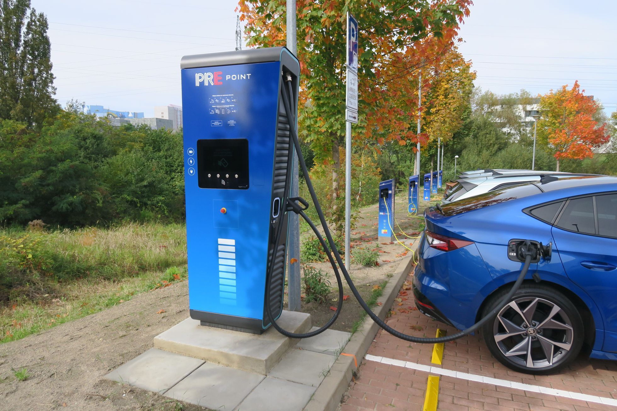 Nabíječka elektromobilů s úložištěm