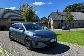 První kombík BYD v Česku slibuje dojezd 1350 km a za konkurenci bere Škodu Superb