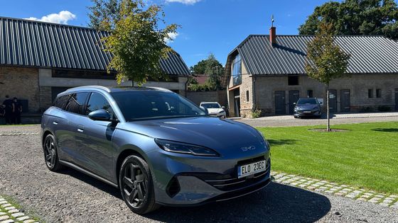 První kombík BYD v Česku slibuje dojezd 1350 km a za konkurenci bere Škodu Superb