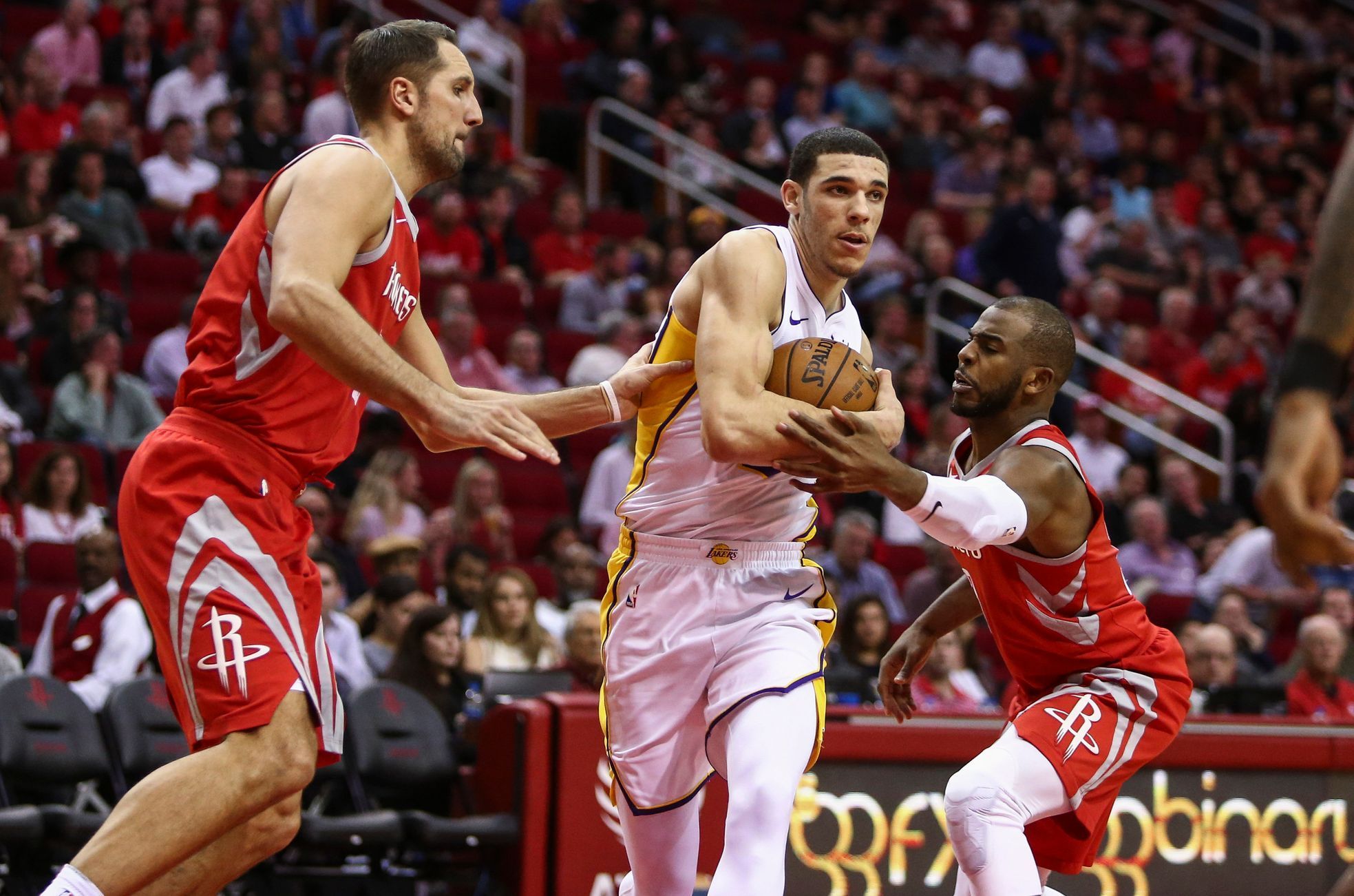 NBA: Los Angeles Lakers vs. Houston Rockets:  Lonzo Ball (2),  Ryan Anderson (33) a Chris Paul (3)