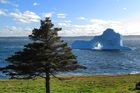 Magické oko. Kolem Kanady proplouvá "nádherný ledovec", lidé si fotí jeho nezvyklý tvar