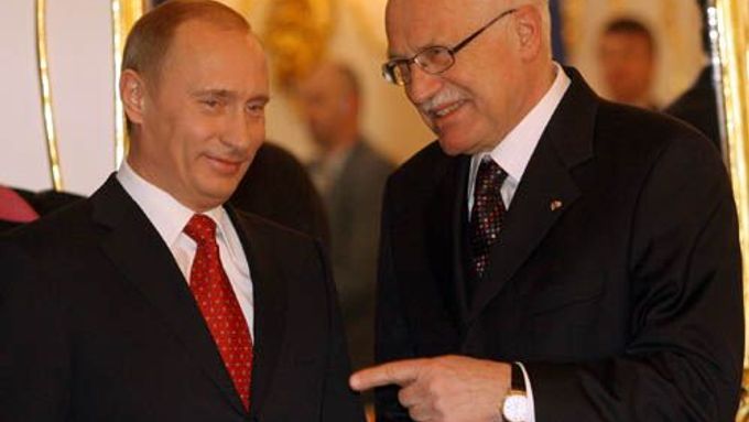 Václav Klaus a Vladimir Putin na Pražském hradě. 1.březen 2006.
