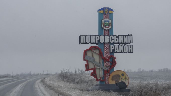 Pokrovsk se nachází asi 70 kilometrů severozápadně od Ruskem okupovaného města Doněck.