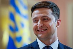 Prezidentem Ukrajiny bude Zelenskyj, nebo Porošenko, potvrdila volební komise