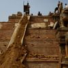 Dělníci pracují na opravě chrámu v Bhaktapuru.