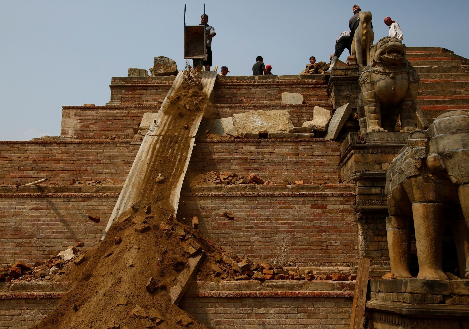 Dělníci pracují na opravě chrámu v Bhaktapuru.