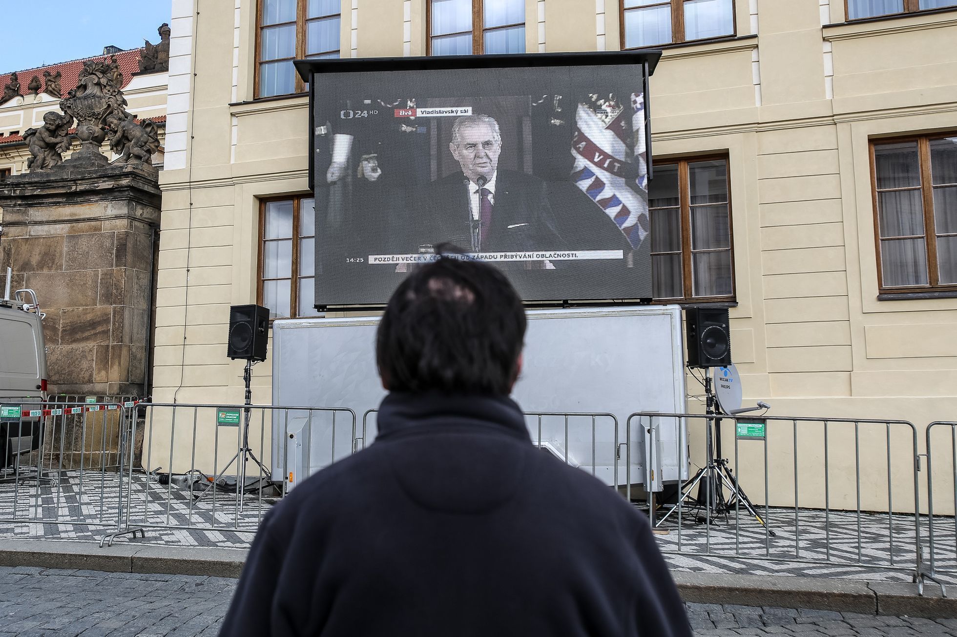 Inaugurace prezidenta Miloše Zemana - dění před Hradem, protesty i oslavy