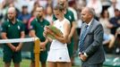 Karolína Plíšková s trofejí poraženou finalistku Wimbledonu 2021