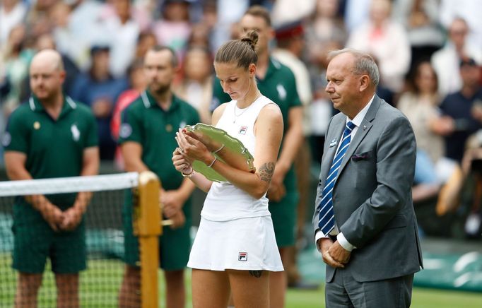 Karolína Plíšková s trofejí poraženou finalistku Wimbledonu 2021