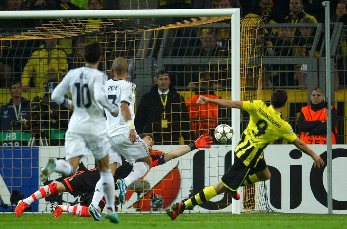 Fotbalista Borussie Dortmund Robert Lewandowski slaví gól v utkání proti Realu Madrid během základních skupin Ligy mistrů 2012/13.