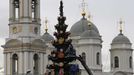 Municipal workers decorate a Christmas tree in front of St. Vladimir Cathedral in St. Petersburg November 28, 2012. Authorities plan to erect 68 trees in Russia's second city to celebrate the festive period, only one of which will not be artificial, according to city officials. REUTERS/Alexander Demianchuk (RUSSIA - Tags: RELIGION SOCIETY) Published: Lis. 28, 2012, 12:42 odp.