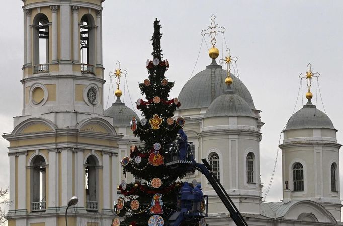 Municipal workers decorate a Christmas tree in front of St. Vladimir Cathedral in St. Petersburg November 28, 2012. Authorities plan to erect 68 trees in Russia's second city to celebrate the festive period, only one of which will not be artificial, according to city officials. REUTERS/Alexander Demianchuk (RUSSIA - Tags: RELIGION SOCIETY) Published: Lis. 28, 2012, 12:42 odp.