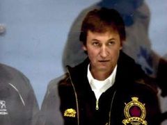 Trenér Wayne Gretzky sleduje trénink kanadského týmu