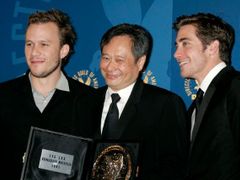 Heath Ledger spolu s režisérem Angem Lee a Jakem Gyllenhaalem na předávání cen režisérské asociace, kde byl oceněn jejich film Zkrocená hora