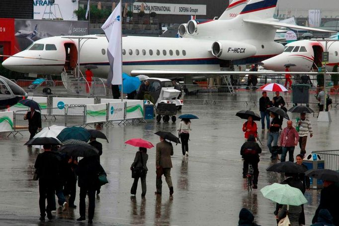 Návštěvníci prvního dne pařížského aerosalonu.