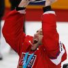 Petr Nedvěd se raduje s trofejí pro bronzový celek MS po zápase o třetí místo Finsko - Česko