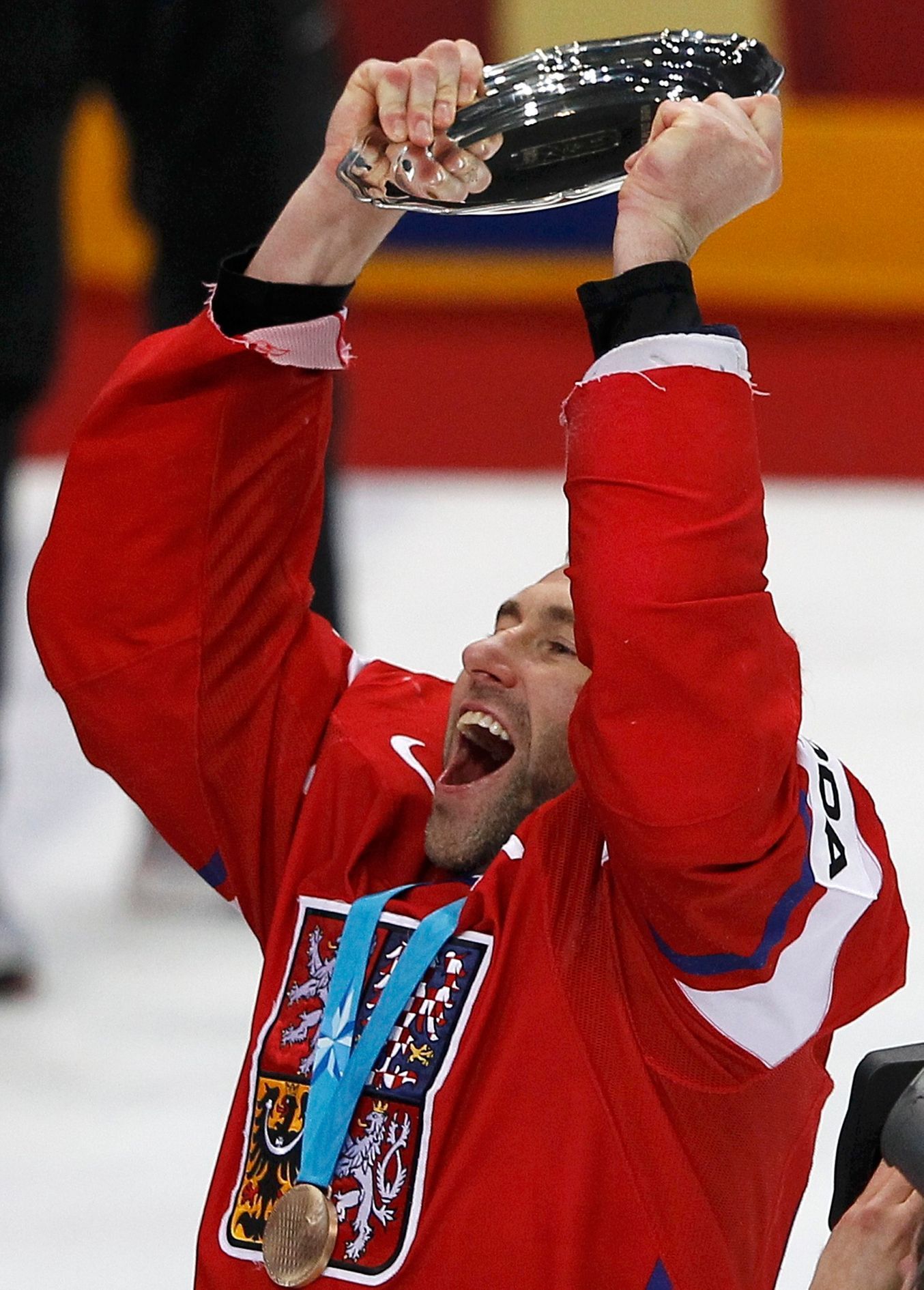 Petr Nedvěd se raduje s trofejí pro bronzový celek MS po zápase o třetí místo Finsko - Česko