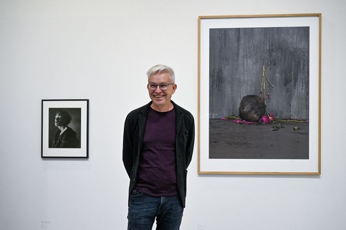 Ivan Pinkava na výstavě svých děl v pražské Trafo Gallery.