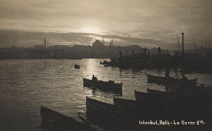 Pohled na Istanbul při západu Slunce. Snímek z 30. let minulého století.