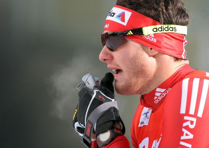 Pražská lyže 2009: Dario Cologna (Švýcarsko) si v Praze udržel trikot vedoucího jezdce Tour de Ski. Lukáš Bauer na něj ztrácí minutu a 17 vteřin.