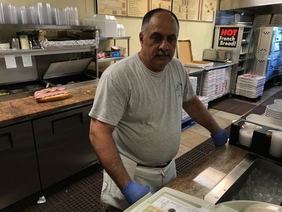 Anthony, který ve městě Coatesville provozuje rodinnou pizzerii.