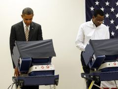Odvoleno. Barack Obama (vlevo) odevzdává v chicagském centru Martina Luthera Kinga svůj předčasný hlas. Mittu Romneymu ho asi nehodil. (25. října 2012)